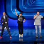 Piotr Rogucki tańczy na scenie z twórcami „Różowej taczki” (wideo)