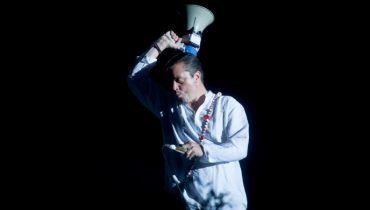Mike Patton jako przerażająca maskotka (wideo)