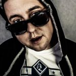 „Diox bije dzieci”, „fanom Mediuma Jezus trochę pokrzyżował plany” – nowy „Klik klak” Białasa (audio)