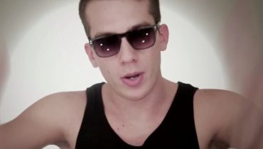 Pierwsza groupie Flinta (wideo)