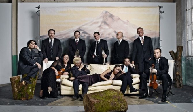 Nadchodzi Pink Martini