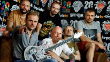 Woodstockowa gitara trafia na licytację