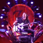 Foo Fighters wrócili na scenę. Dave Grohl wciąż nie może chodzić, więc… zasiada na tronie