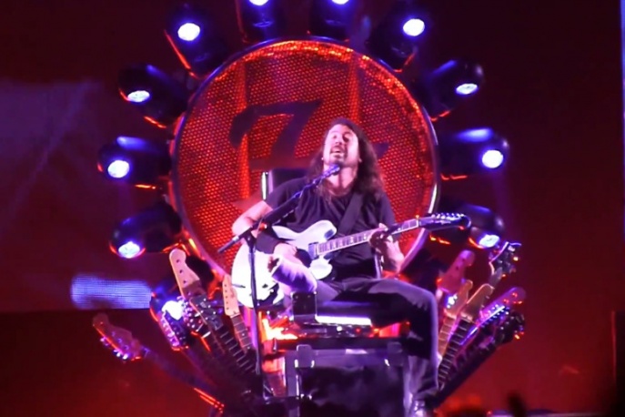 Foo Fighters wrócili na scenę. Dave Grohl wciąż nie może chodzić, więc… zasiada na tronie