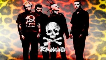 W klipie Rancid wziął udział Tony Hawk