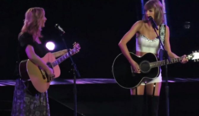 „Smelly Cat” – kultowa piosenka z „Przyjaciół” na żywo. Taylor Swift wystąpiła z serialową Phoebe