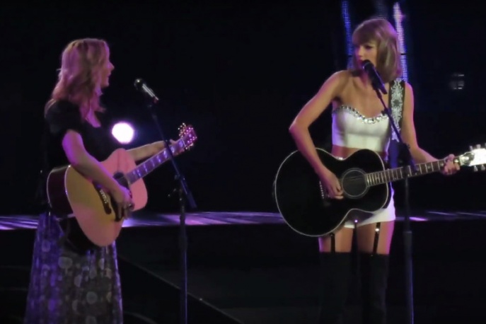 „Smelly Cat” – kultowa piosenka z „Przyjaciół” na żywo. Taylor Swift wystąpiła z serialową Phoebe