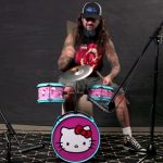 „Jak mam grać kawałki Slayera mając pojedynczą stopę?” – Mike Portnoy gra klasyki rocka na perkusji Hello Kitty