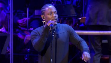 Kendrick Lamar na scenie z orkiestrą symfoniczną
