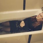 Ewa Farna śpiewa „Hello” Adele w wannie wypełnionej lodem