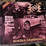 Tede zdradza tajemnicę zamazanego utworu w trackliście „Ścieżki dźwiękowej”