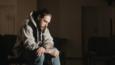 Miuosh – „Po drugiej stronie” ft. The Voices (wideo)