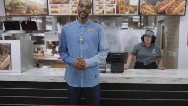 Snoop Dogg zachwala hot-dogi w nowej reklamie Burger Kinga