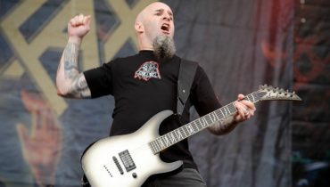 „Złapał mnie gliniarz, rzucił na maskę samochodu i skuł mi ręce na plecach” – Scott Ian wspomina włamanie na stadion Legends Field w Tampie