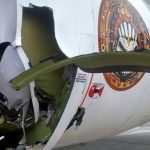 Samolot Iron Maiden zderzył się z holownikiem. Poważne uszkodzenia