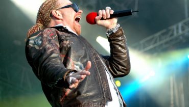 Zobacz jak bije Axl Rose  (video)
