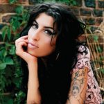 Amy Winehouse pije z nudów