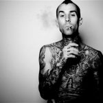 Travis Barker atakuje paparazzi ! [video]